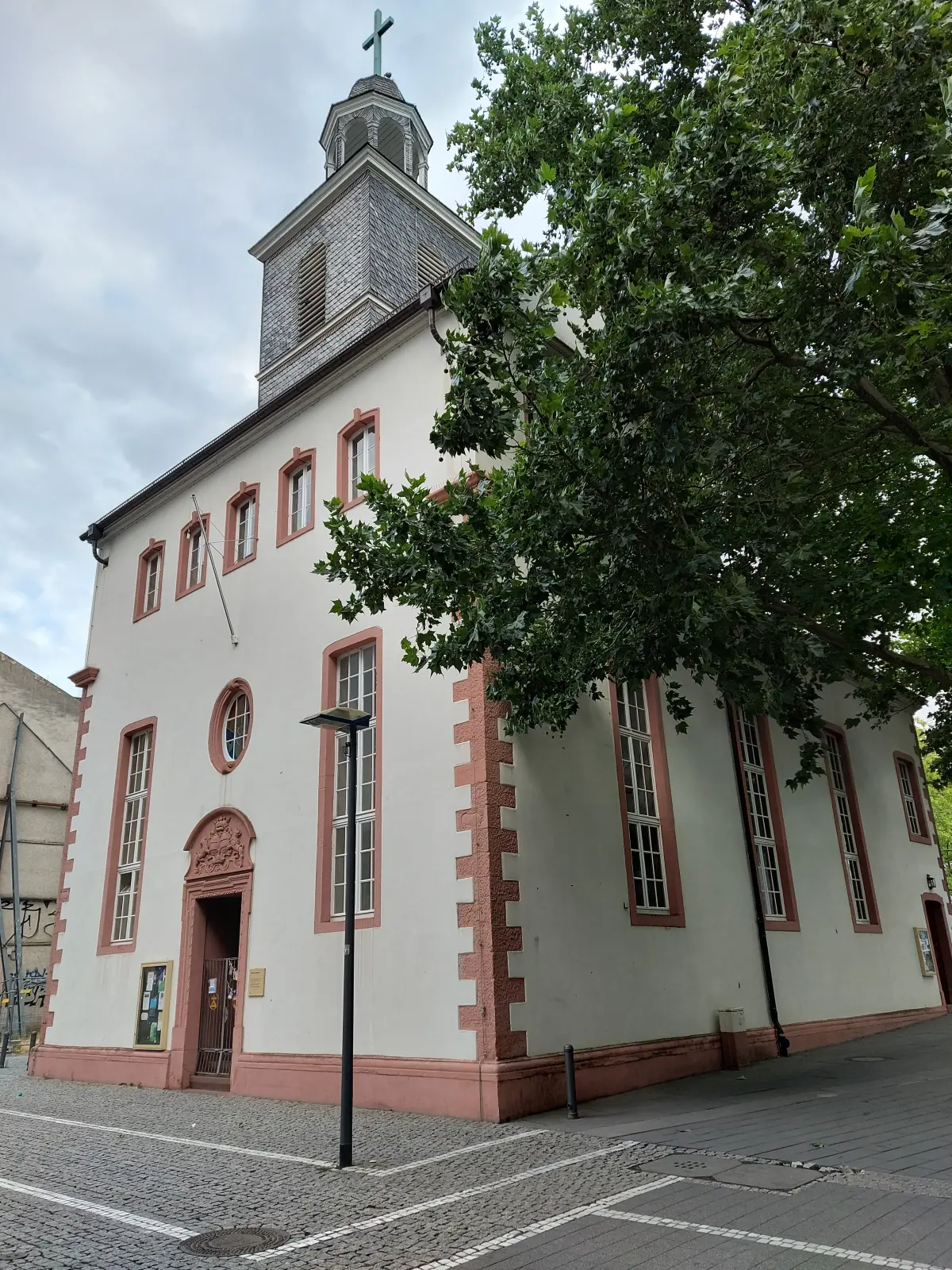 Das Foto zeigt die Stadtkirche in Offenbach