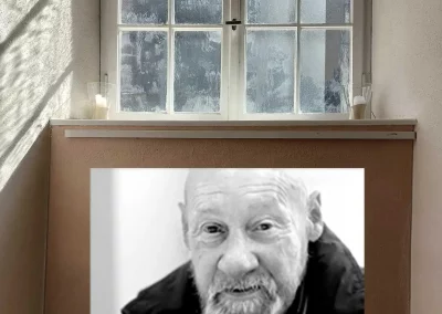 Auf dem Foto ist zu sehen, wie ein schwarz-weiß Portrait eines Menschen in einer Nische in der Stadtkirche Offenbach gezeigt werden.